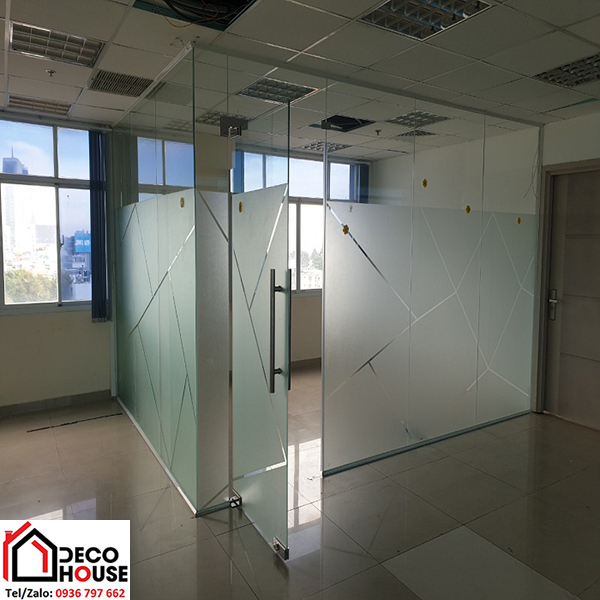 Vách cửa kính văn phòng dán decal mờ