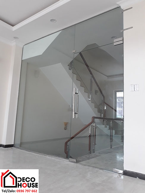 Vách và cửa kính cường lực 12mm ngăn phòng nhà ở