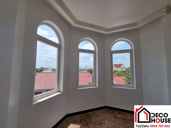 Cửa nhôm kính Xingfa màu trắng khung vòm