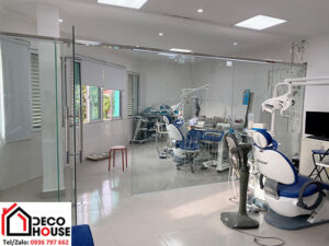 Tường kính cường lực lửng cho phòng khám
