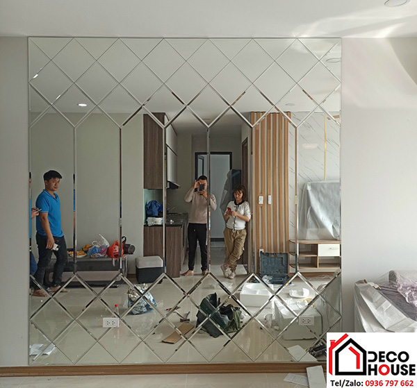 Làm gương trang trí dán tường phòng khách giá rẻ