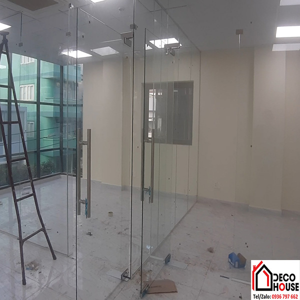 Làm vách ngăn văn phòng bằng kính cường lực 12mm