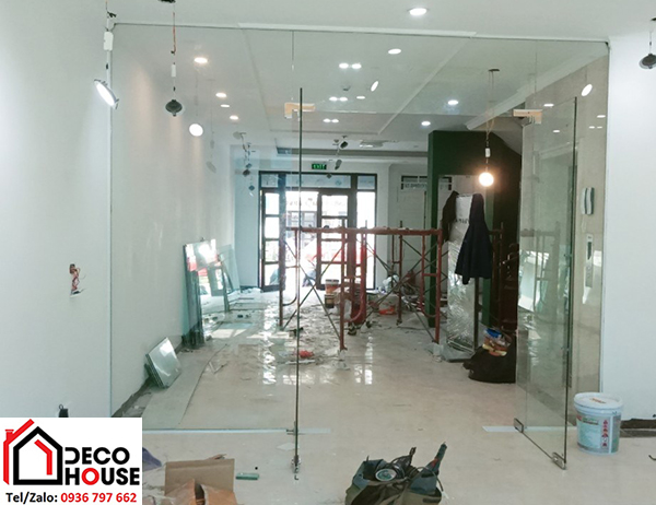 Lắp cửa kính cường lực bản lề sàn tại Hà Nội
