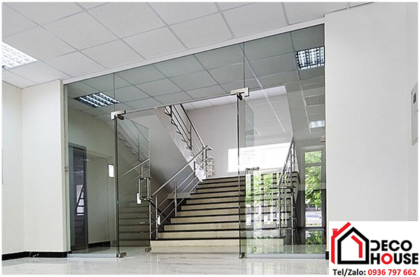 Mẫu cửa kính thủy lực ngăn cầu thang