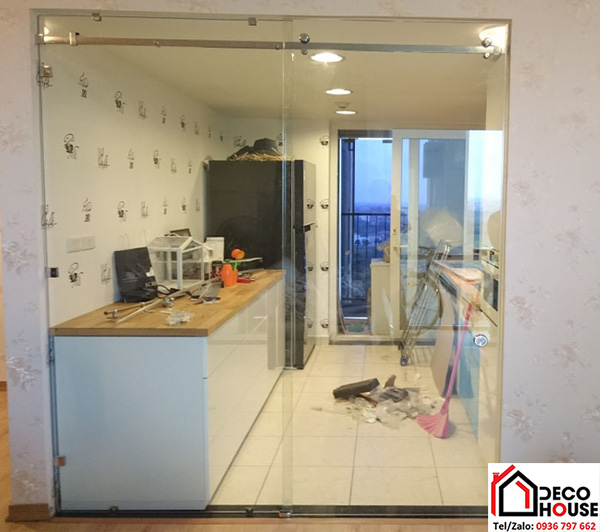 Cửa kính trượt lùa 1 cánh ray treo ngăn phòng bếp