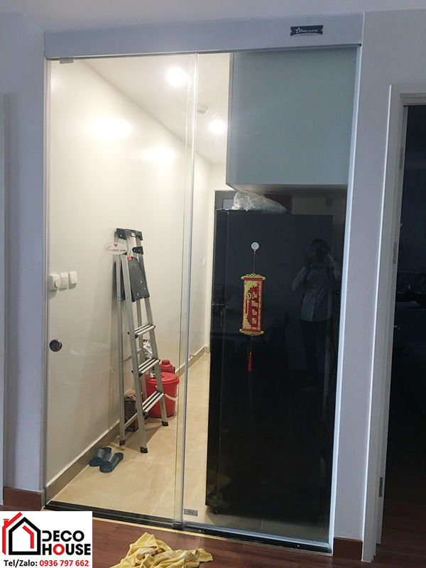 Lắp đặt cửa kính lùa 1 cánh ngăn phòng khách và bếp