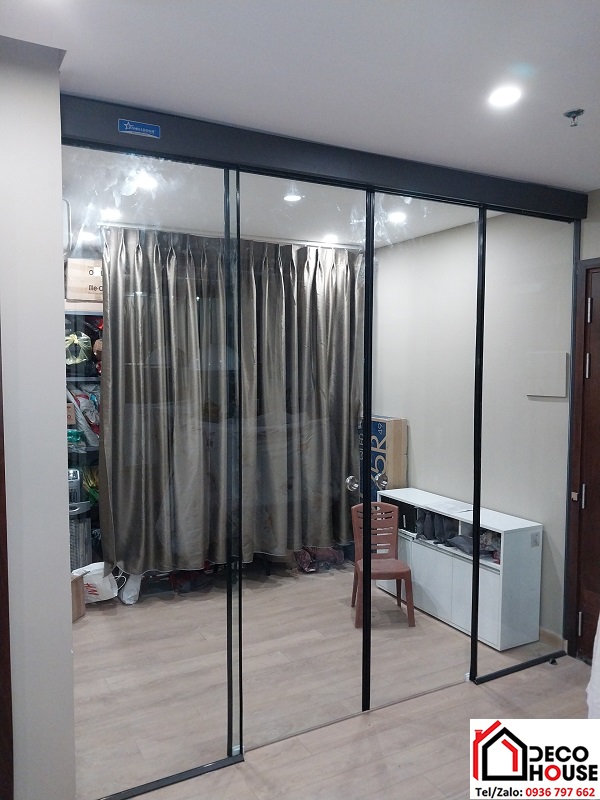 Mẫu cửa kính cường lực mở lùa phụ kiện màu đen đẹp